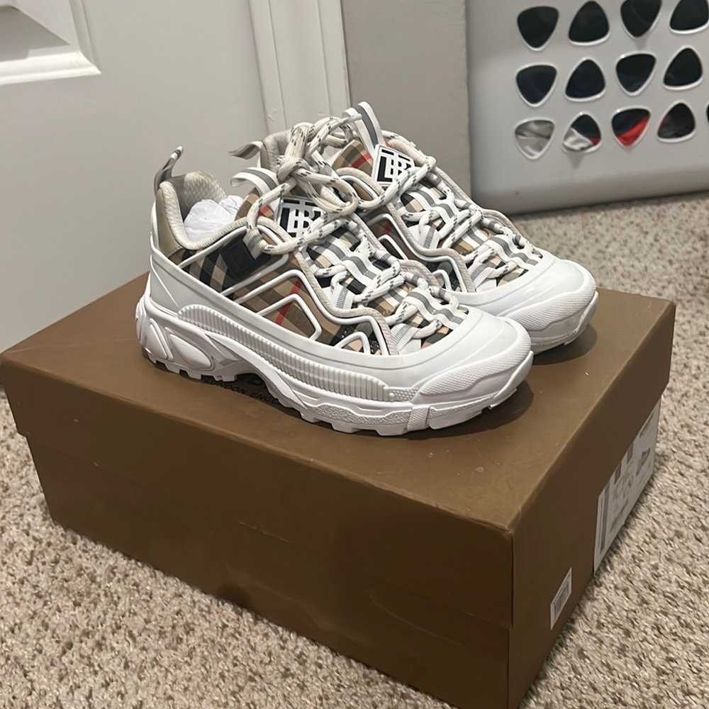 Authentic Kids Burberry low top sneakers size 30